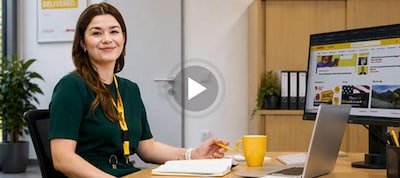 Frau arbeitet am Schreibtisch.