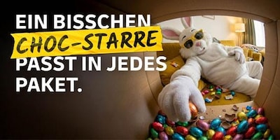 Ein cooler Osterhase mit Sonnenbrille liegt auf einem Sofa und bedient sich aus einem Paket mit Schoko-Eiern. Die andere Hand liegt auf seinem rundlichen Bauch. Schriftzug: Ein bisschen Schockstarre passt in jedes Paket.