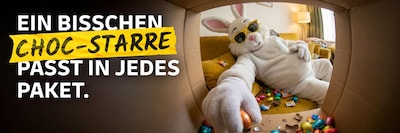 Eine Frau legt einen Kinderrassel und Kinderkleidung in ein Paket. Schriftzug: Ein bisschen Rausgewachsen passt in jedes Paket.