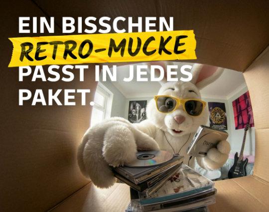 Ein cooler Osterhase mit Sonnenbrille hat einen alten Discman in der Hand und legt mit der anderen Hand alte CDs in ein Paket. Schriftzug: Ein bisschen Retro-Mucke passt in jedes Paket.