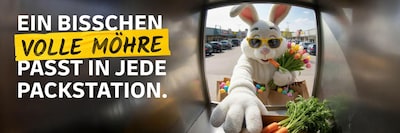 Ein Mann nimmt freudig ein Gamepad aus einem Paket.