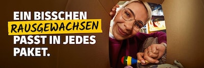 Eine Mutter packt eine Babyrassel für den Versand ein - denn: Ein bisschen Rausgewachsen passt in jedes Paket.
