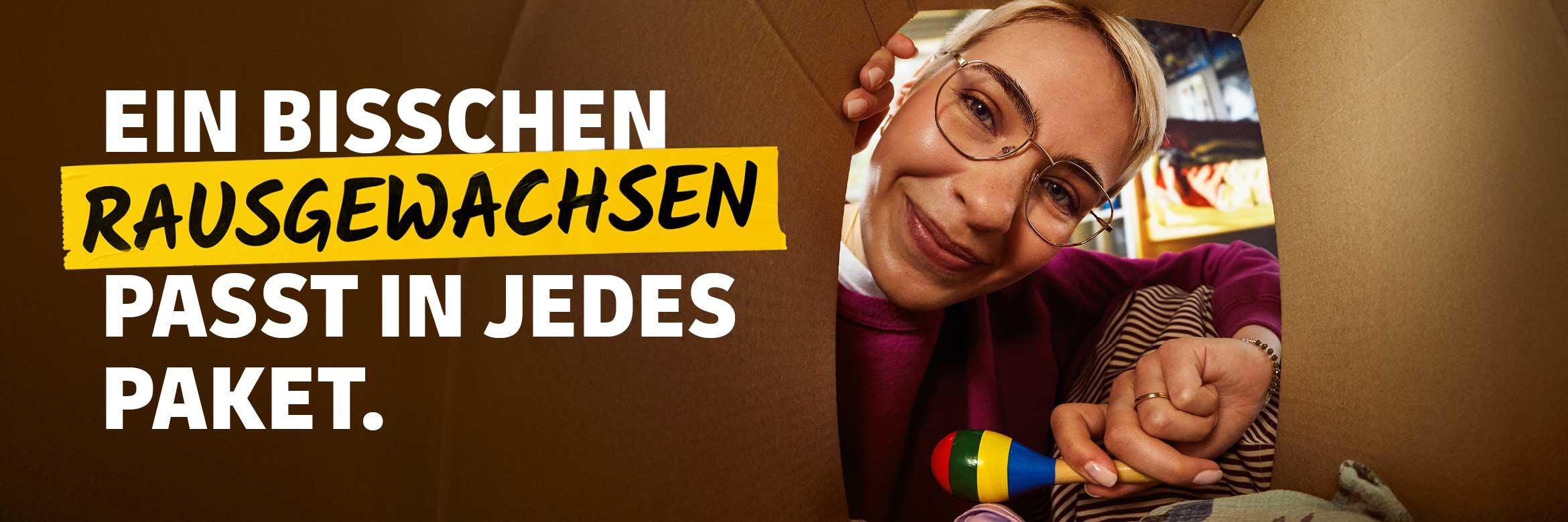 Eine Mutter packt eine Babyrassel für den Versand ein - denn: Ein bisschen Rausgewachsen passt in jedes Paket.