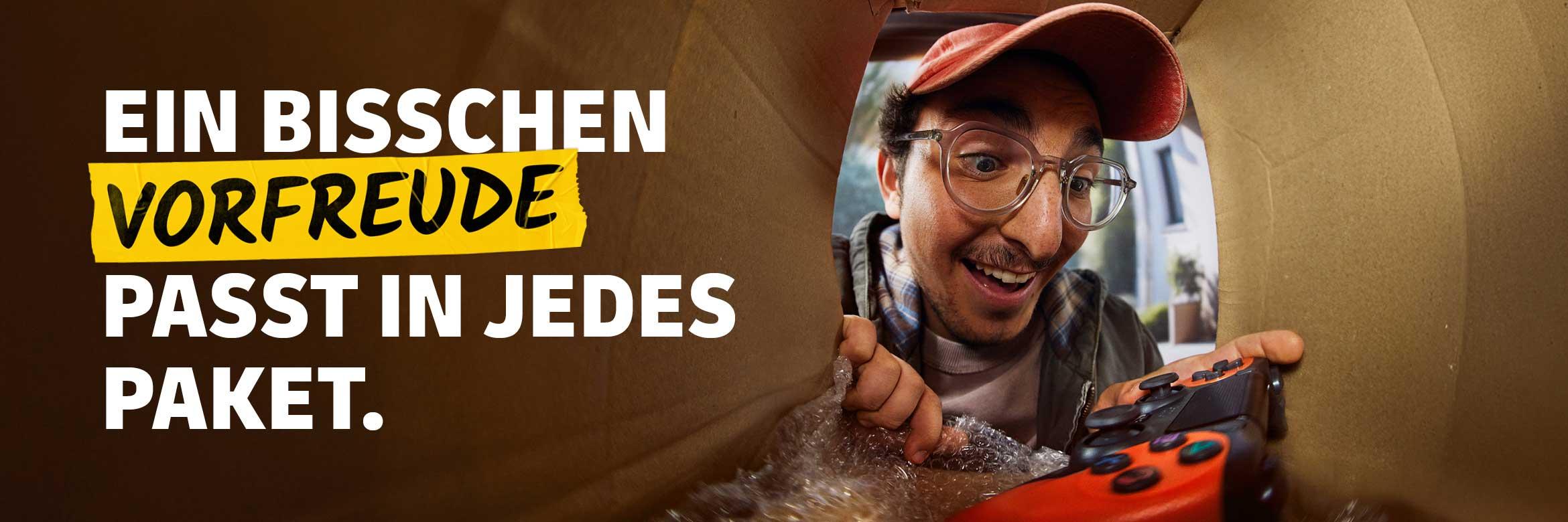 Ein Empfänger packt fröhlich sein Paket aus - denn: Ein bisschen Vorfreude passt in jedes Paket.