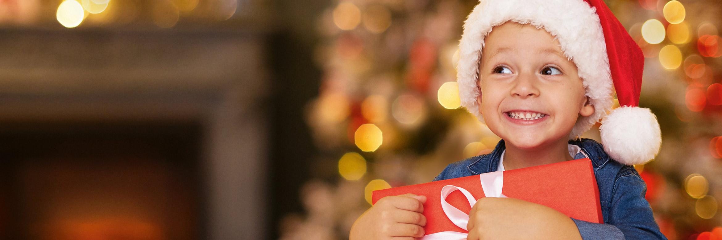 Ein Paketempfänger schaut sich die neue Paketankündigung auf dem Handy in verschiedenen Sprachen an