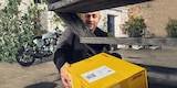 Jürgen Vogel holt Paket unter Treppe auf seinem Grundstück hervor.